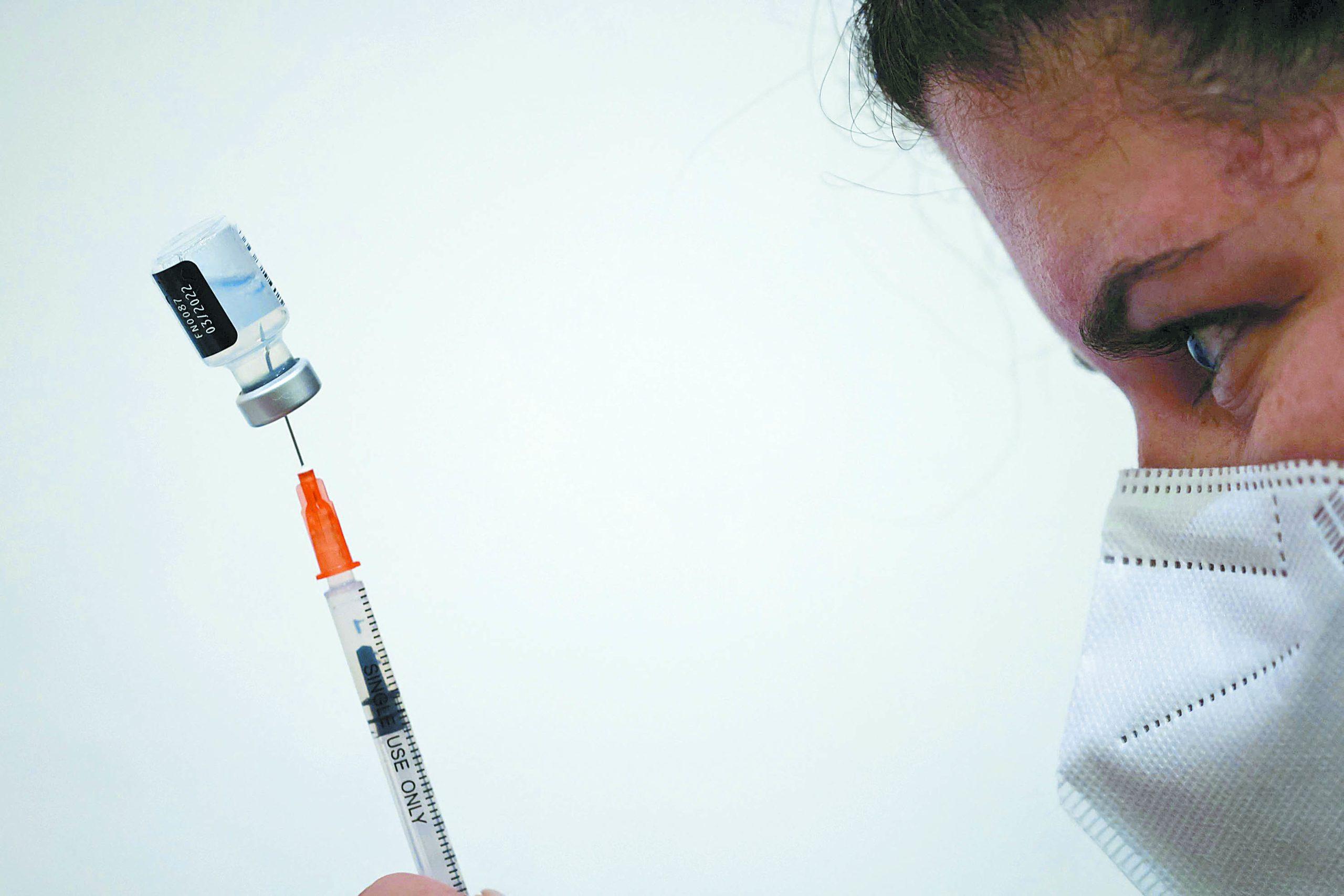 Covid-19: Ο FDA «σκληραίνει» τα πρότυπα έγκρισης εμβολίων για υγιείς ανθρώπους