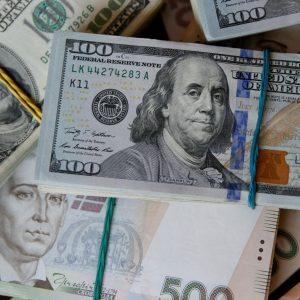 Ουκρανία: Εξετάζει τη μετάβαση από το δολάριο στο ευρώ εν μέσω γεωπολιτικών ανακατατάξεων
