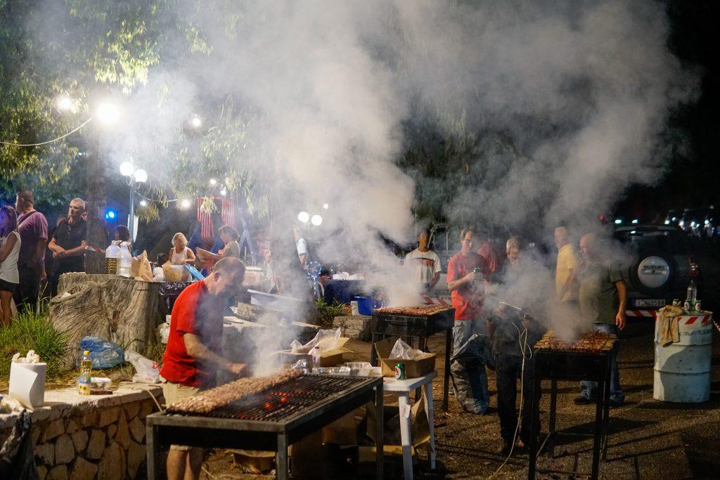 Πανηγύρια: Καμία νέα νομοθετική ρύθμιση για απαγόρευση ψησταριών – Τι λέει η κυβέρνηση