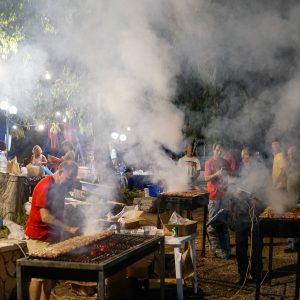 Πανηγύρια: Καμία νέα νομοθετική ρύθμιση για απαγόρευση ψησταριών – Τι λέει η κυβέρνηση