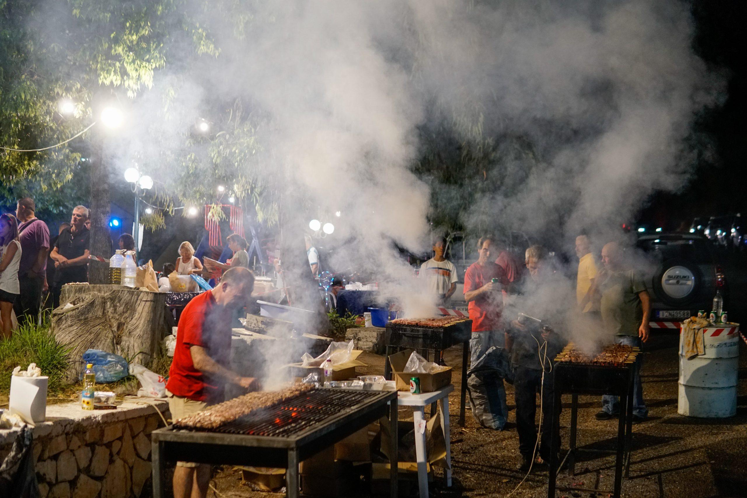 Πανηγύρια: Καμία νέα νομοθετική ρύθμιση για απαγόρευση ψησταριών – Τι λέει η κυβέρνηση