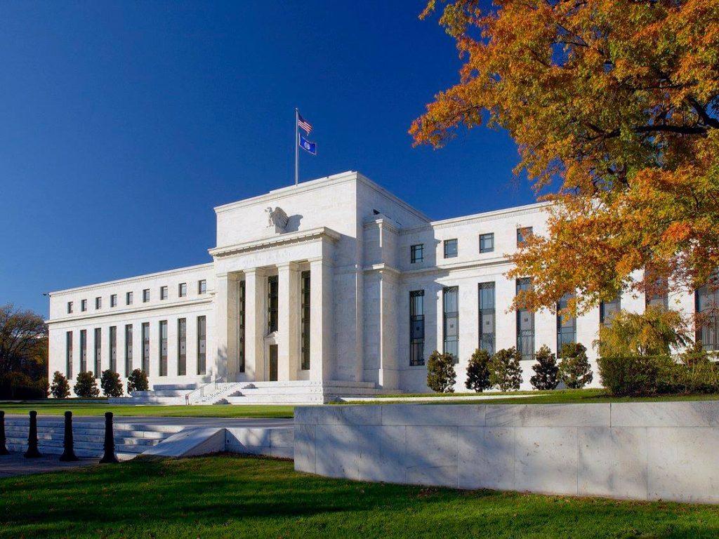 Federal Reserve: Περνά στην αντεπίθεση για τους δασμούς