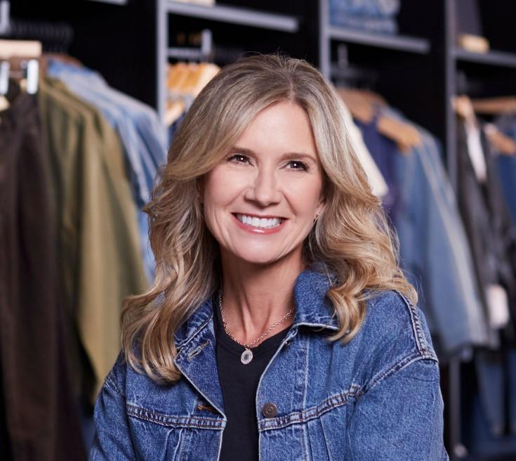 Levi’s: Πετάει τα… βαρίδια – Βάζει πωλητήριο στις φίρμες της 