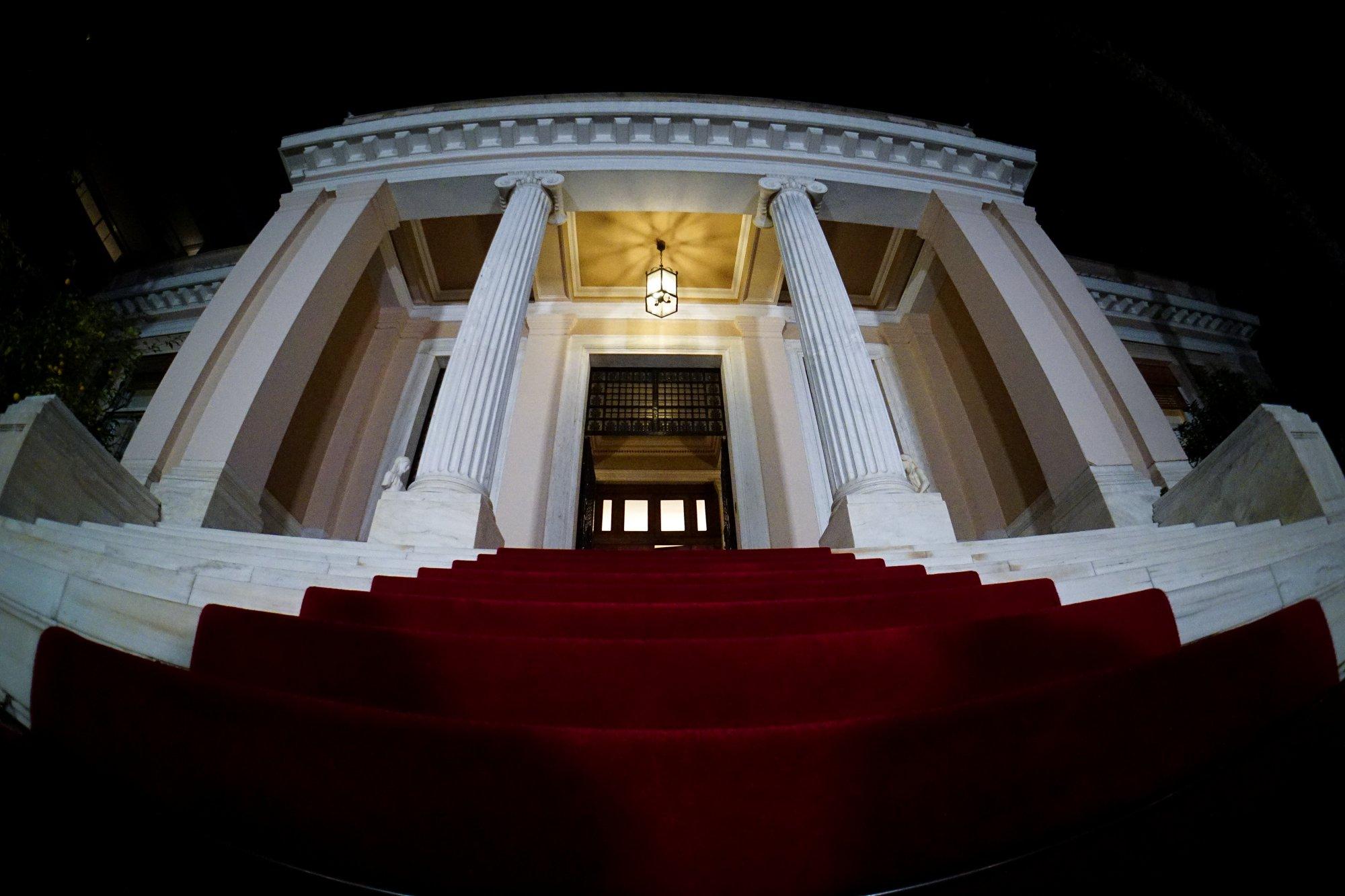 Τα 4 πεδία σύγκρουσης που στήνει το Μαξίμου