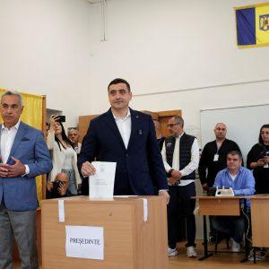 Ρουμανία: Mεγάλο προβάδισμα του ακροδεξιού Σιμιόν στον α΄ γύρο των προεδρικών εκλογών