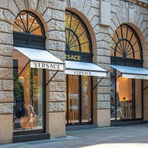 Prada, Balenciaga, Valentino: Γυρνούν την πλάτη στις εκπτώσεις – Πού ποντάρουν στην Κίνα