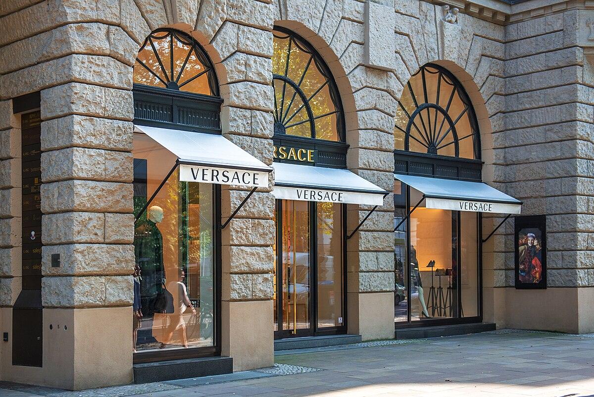 Prada, Balenciaga, Valentino: Γυρνούν την πλάτη στις εκπτώσεις – Πού ποντάρουν στην Κίνα
