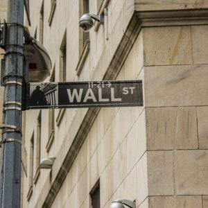 Wall Street: Μικρά κέρδη εν μέσω δικαστικών αποφάσεων για τους δασμούς
