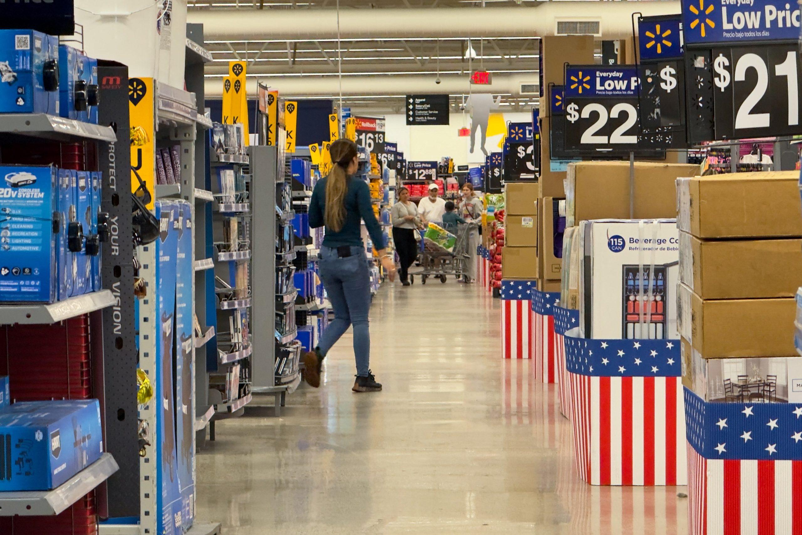 Walmart: Παραδοχή Μπέσεντ ότι οι δασμοί ίσως οδηγήσουν σε ανατιμήσεις