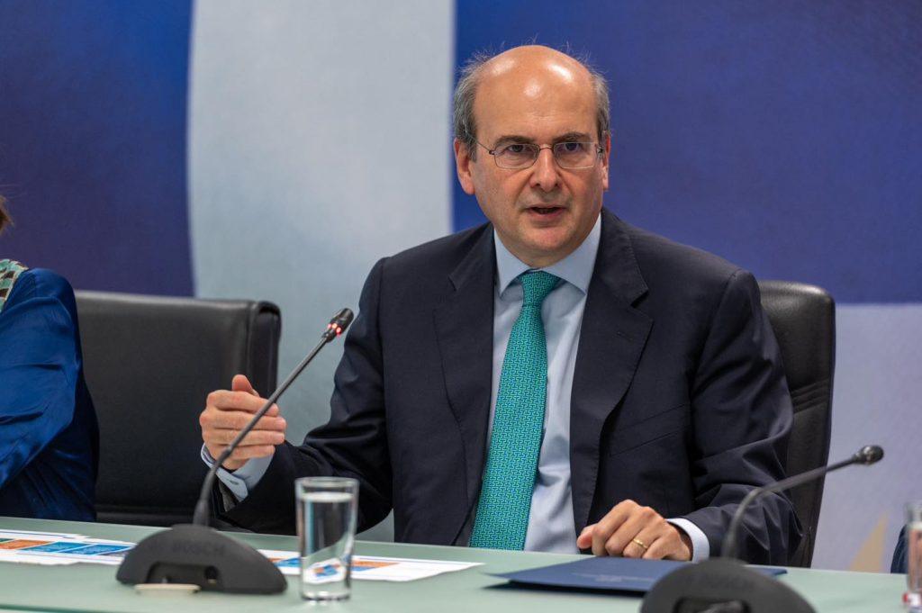 Χατζηδάκης: Μείωση της ανεργίας, αύξηση των μισθών, Ψηφιακή Κάρτα Εργασίας, βελτιώνουν τη ζωή των εργαζομένων