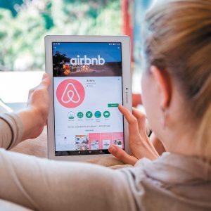 Airbnb: Ραγδαία αύξηση των κλινών στο 1,038 εκατ. από τον Μάιο [γραφήματα]
