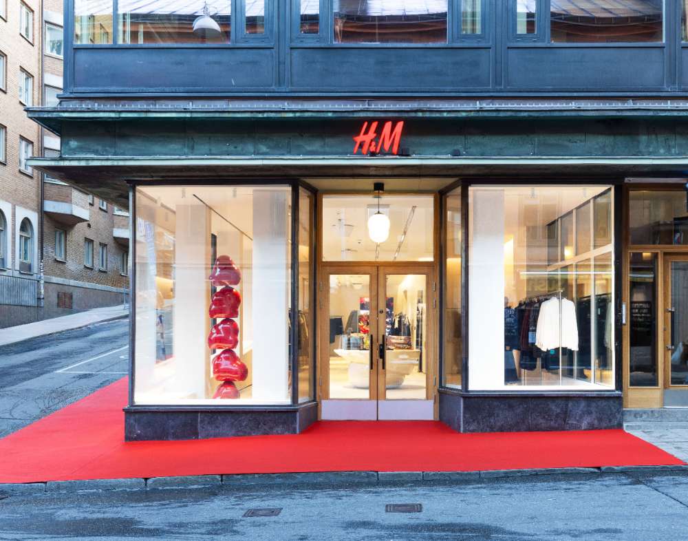 H&M: Κέρδη πάνω από τις προσδοκίες το β’ τρίμηνο – Πού ετοιμάζει νέα καταστήματα