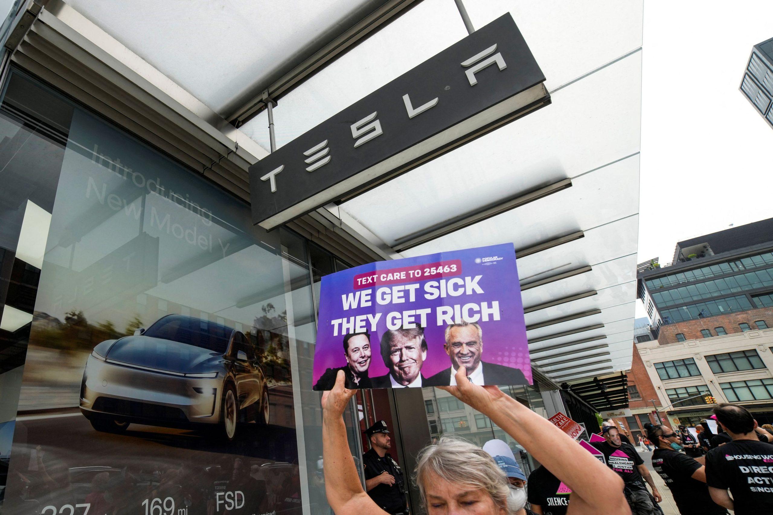 Tesla Takedown: Συνεχίζονται οι αντιδράσεις κατά του Μασκ και των EV του