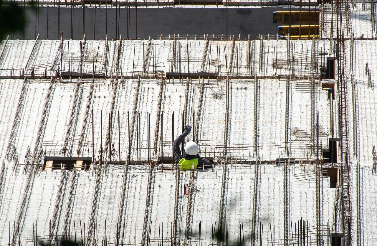 Μπόνους δόμησης: Ο ΝΟΚ «παγώνει» τις οικοδομικές άδειες – Προβλέψεις για βουτιά έως 40% [γράφημα]