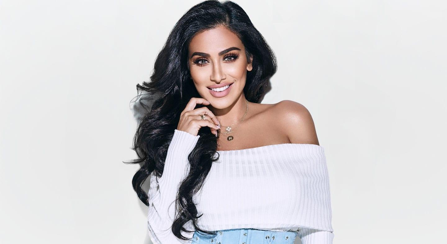 Huda Beauty: Ξανά στα χέρια της ιδρυτικής οικογένειας – Ποια είναι η viral μάρκα ομορφιάς