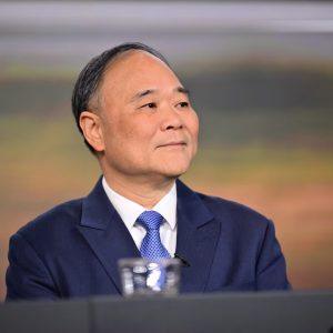 Geely: Ο πρόεδρος προειδοποιεί για παγκόσμιο πρόβλημα «υπερπαραγωγής» στην αυτοκινητοβιομηχανία