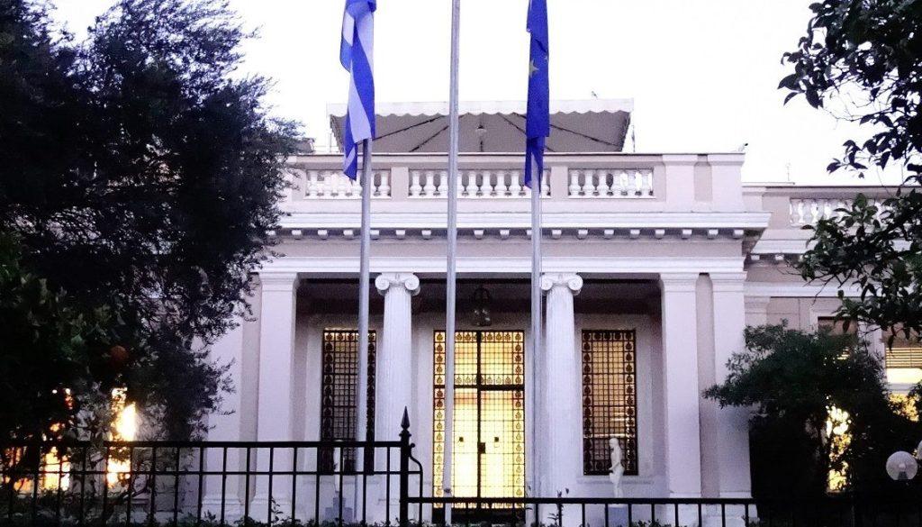 Μέγαρο Μαξίμου: Με φλερτ στην εσωκομματική αντιπολίτευση ψάχνει τη νηνεμία εν όψει ΔΕΘ