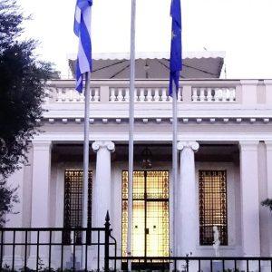 Μέγαρο Μαξίμου: Με φλερτ στην εσωκομματική αντιπολίτευση ψάχνει τη νηνεμία εν όψει ΔΕΘ