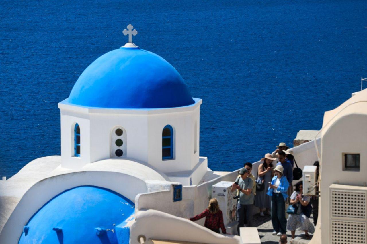 Mykonos, Santorini Waning – The Islands Brits, Americans Pick