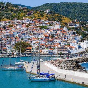 Τουρισμός: Σε ποια νησιά στρέφονται Αμερικανοί και Βρετανοί – Παρελθόν Μύκονος και Σαντορίνη