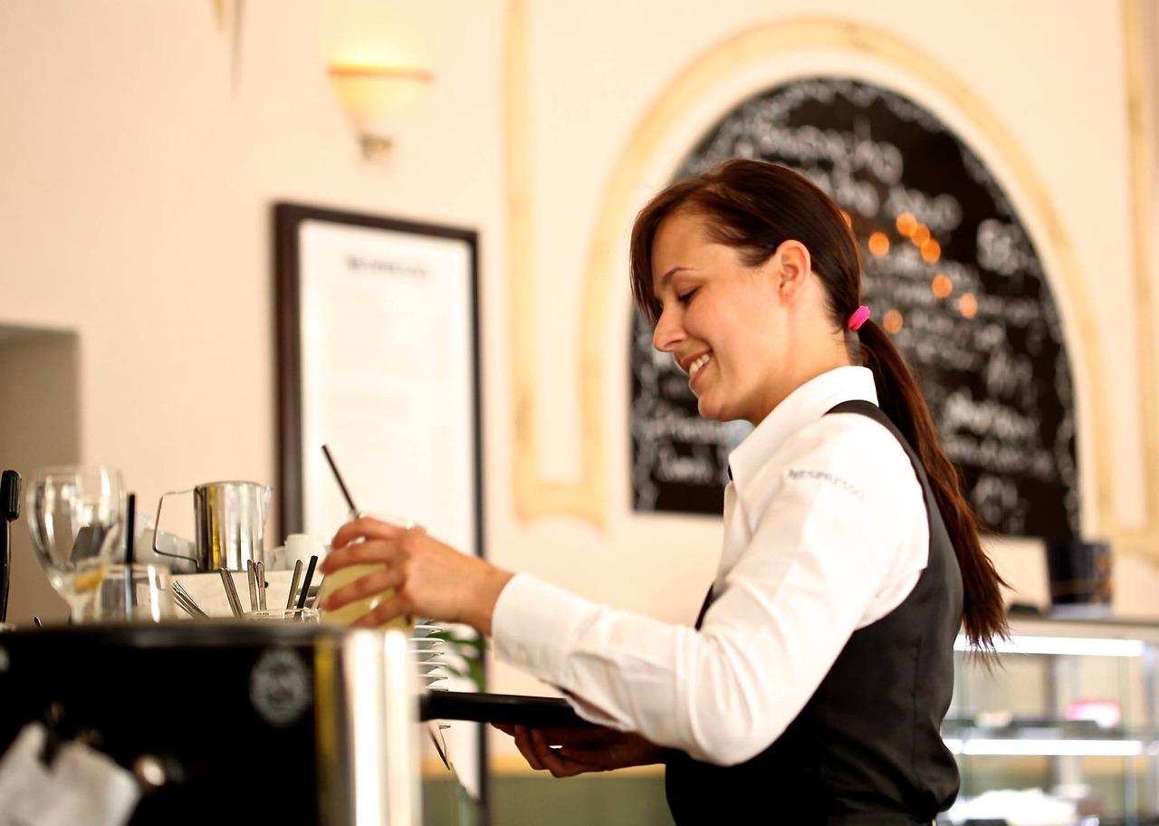 Greece’s Job Market Bolstered by Low-Paying Service Sector