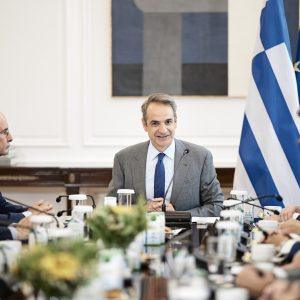 Μητσοτάκης: Απόδραση από το βαρύ πολιτικό κλίμα με… μεταρρυθμίσεις