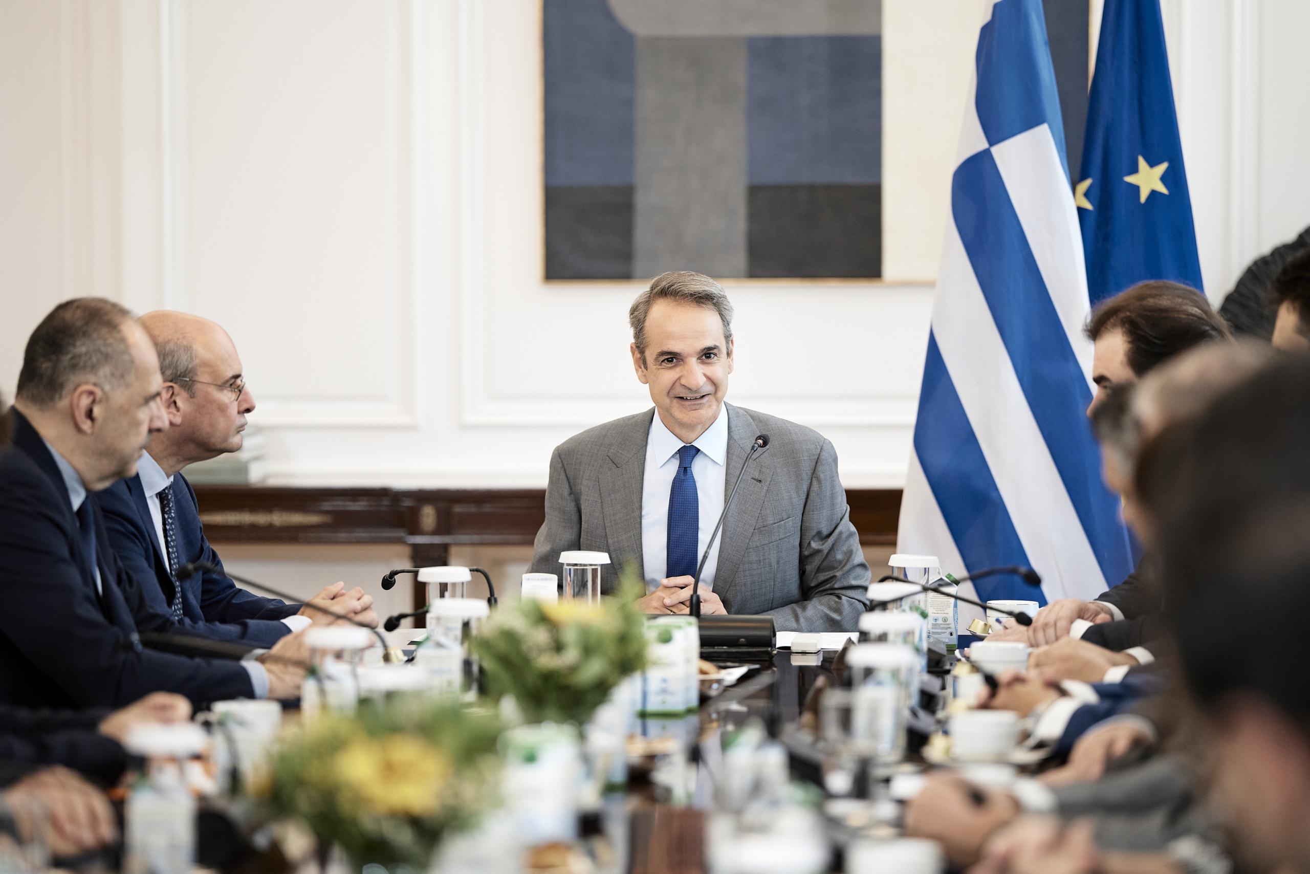Μητσοτάκης: Απόδραση από το βαρύ πολιτικό κλίμα με… μεταρρυθμίσεις