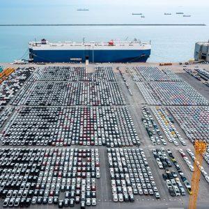 Ευρωπαϊκά λιμάνια: Χιλιάδες οχήματα παραμένουν ακινητοποιημένα λόγω των δασμών Τραμπ