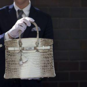 Κίνα: Οι καταναλωτές εγκαταλείπουν την Cartier για τη Laopu