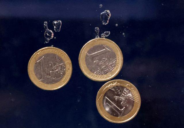 Ευρώ: Παραμένει σε κλοιό πιέσεων – Ενισχύεται το δολάριο