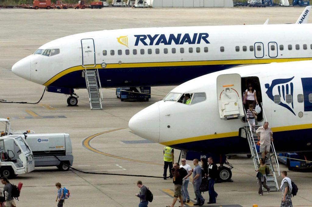 Ryanair: Χωράει πια λίγο παραπάνω! Τι φέρνει η νέα πολιτική χειραποσκευών