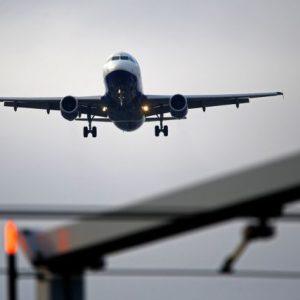 Αεροδρόμια: Καταργείται το όριο των 100 ml για υγρά στις πτήσεις εντός της ΕΕ