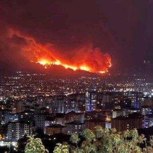 Τουρκία: Χιλιάδες άνθρωποι απομακρύνονται, μάχη πυροσβεστών με τις πυρκαγιές