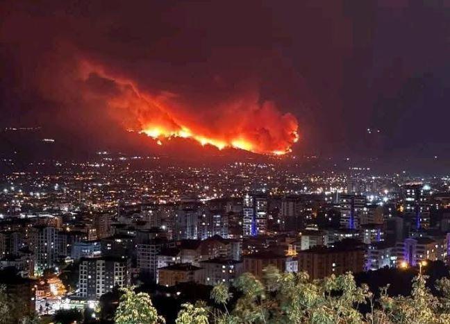 Τουρκία: Χιλιάδες άνθρωποι απομακρύνονται, μάχη πυροσβεστών με τις πυρκαγιές