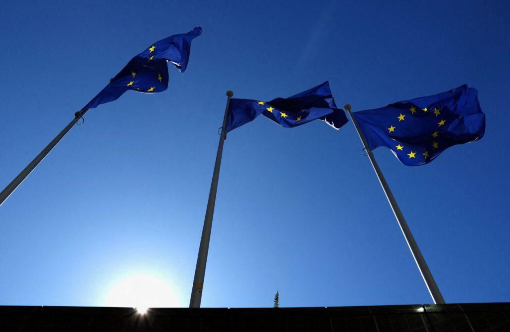 EE: Ερευνά τη συμφωνία της KKR για την εξαγορά της Telecom Italia