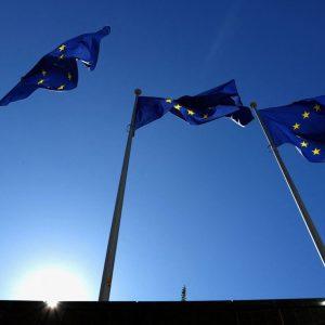 EE: Ερευνά τη συμφωνία της KKR για την εξαγορά της Telecom Italia
