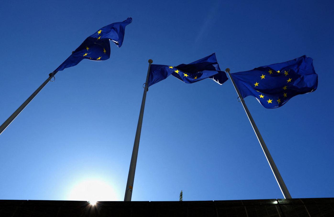 EE: Ερευνά τη συμφωνία της KKR για την εξαγορά της Telecom Italia