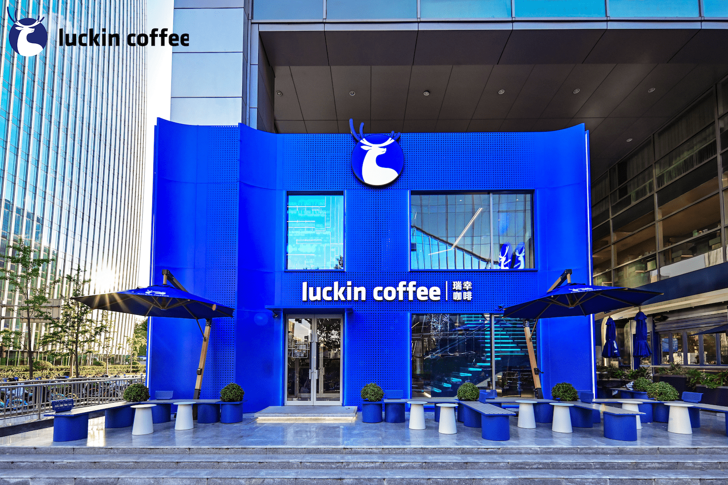 Luckin vs Starbucks: Ο «κινεζικός αντίπαλος» φέρνει επανάσταση στην αγορά καφέ της Νέας Υόρκης