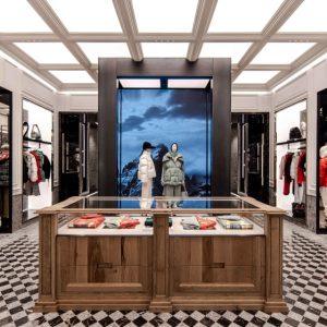 Moncler: Συγκρατημένες ανατιμήσεις και αναβολή ανοίγματος νέων καταστημάτων λόγω… Τραμπ