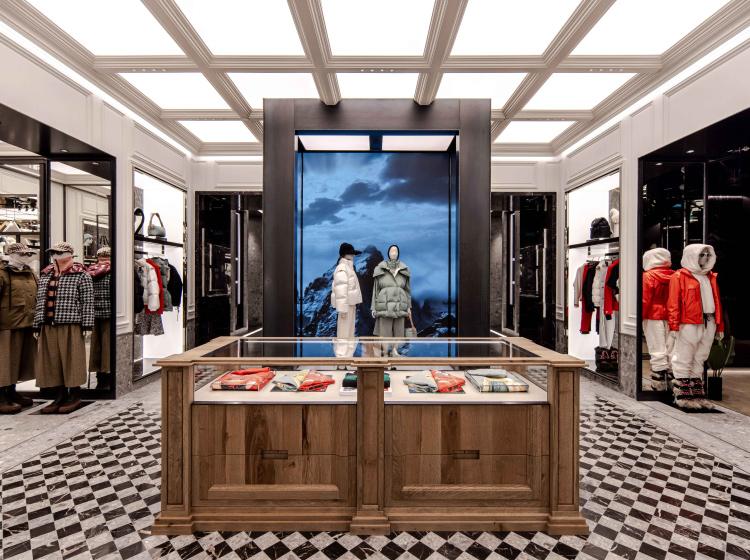 Moncler: Συγκρατημένες ανατιμήσεις και αναβολή ανοίγματος νέων καταστημάτων λόγω… Τραμπ
