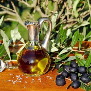Ελαιόλαδο: Βότανα και αρωματικά αλλάζουν την αγορά