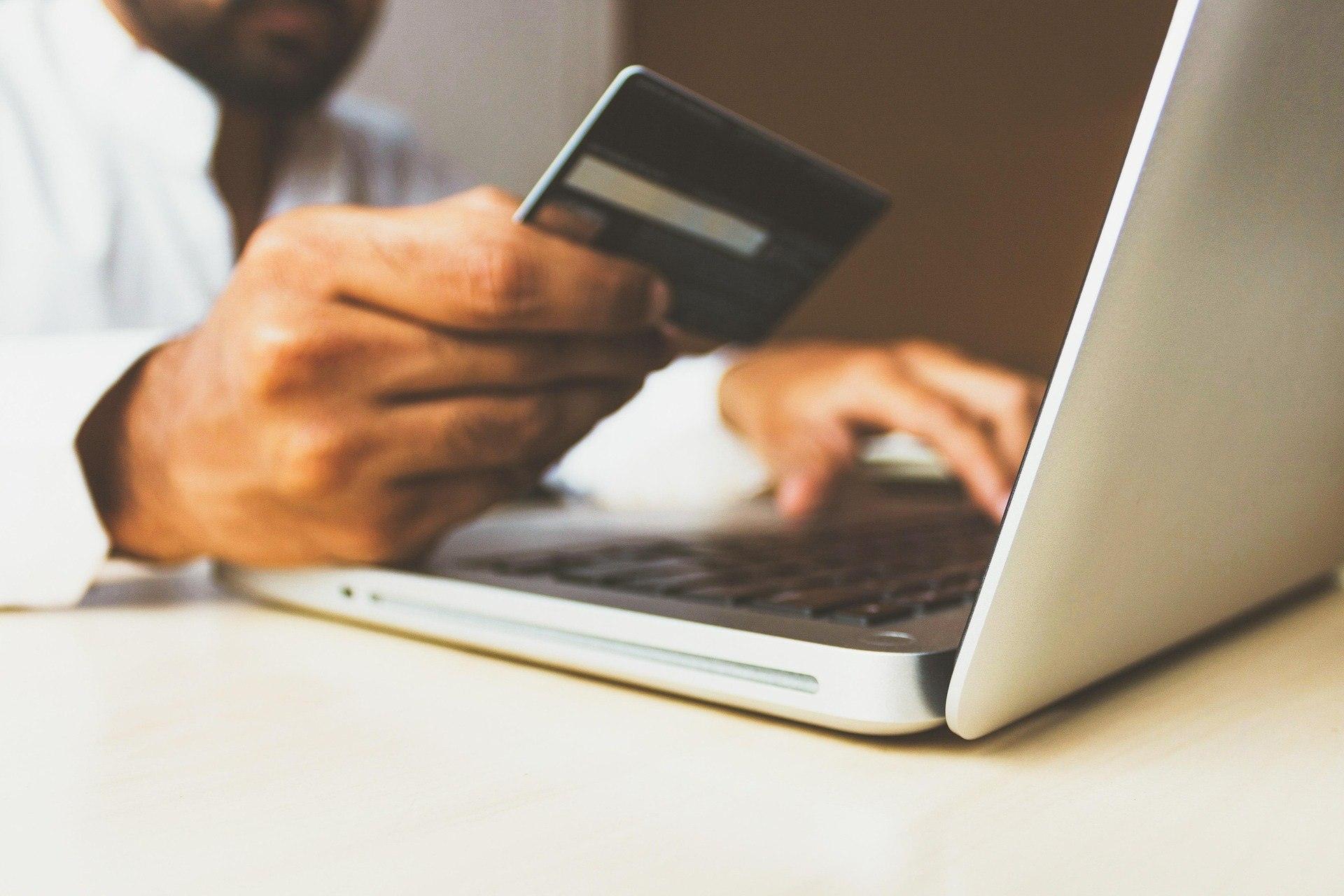 Έρευνα: Ρεκόρ στις online συναλλαγές για τους άνω των 65 ετών