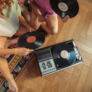 Gen Z: Κάνει ξανά trend τα χόμπι των boomers
