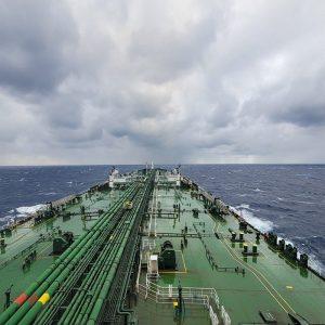 Μέση Ανατολή: «Εκρηκτική» άνοδος των ναύλων από τις επιθέσεις σε πλοία