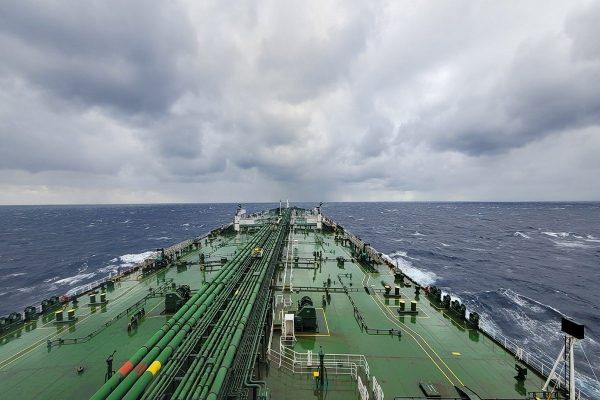 Μέση Ανατολή: «Εκρηκτική» άνοδος των ναύλων από τις επιθέσεις σε πλοία