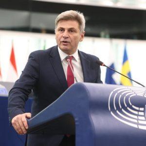 Φαραντούρης: Ερωτηματικά από τον εξωδικαστικό συμβιβασμό ΔΕΠΑ – Gazprom