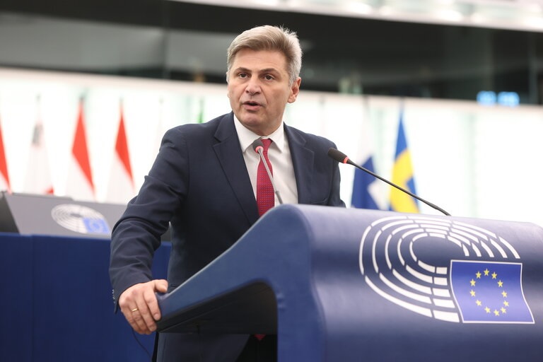 Φαραντούρης: Ερωτηματικά από τον εξωδικαστικό συμβιβασμό ΔΕΠΑ – Gazprom