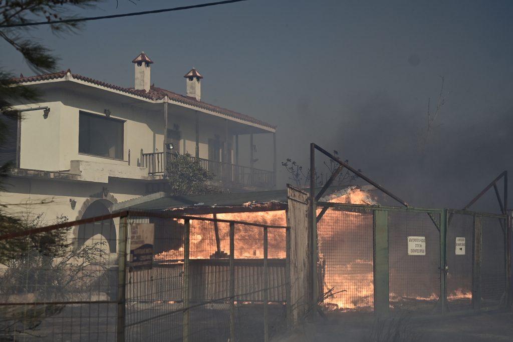Κερατέα: Μεγάλη πυρκαγιά με έναν νεκρό – Εκκενώνεται γηροκομείο
