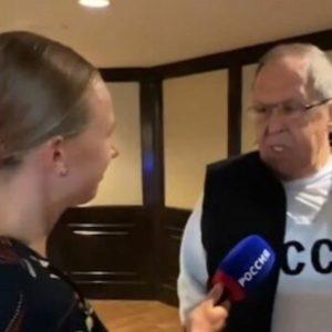 Αλάσκα: Ξεπούλησε το φούτερ «CCCP» μετά την εμφάνιση Λαβρόφ