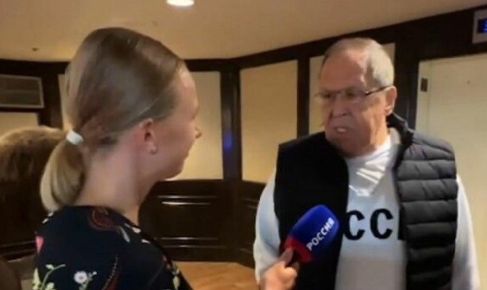 Αλάσκα: Ξεπούλησε το φούτερ «CCCP» μετά την εμφάνιση Λαβρόφ